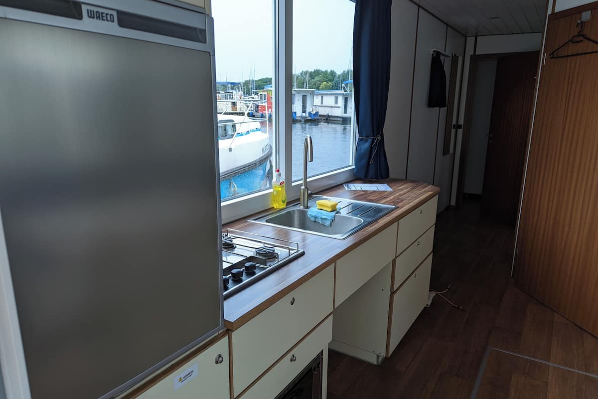 Mobile Home (Febomobil 1180) | Cuisine privée | Grand réfrigérateur, four, plaque de cuisson