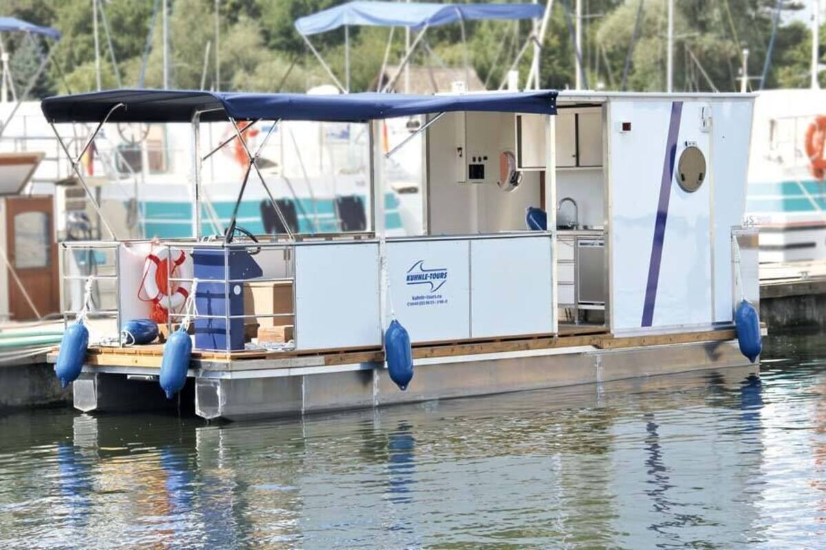 Budget Boat Febomobil 720 Open | 1 bedroom, bed sheets