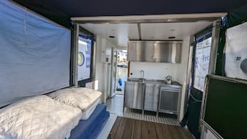 Mobile Home (Budget-Boot Febomobil 720 Open) | Dapur peribadi | Peti sejuk/penyejuk beku saiz penuh, ketuhar, dapur