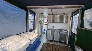 Budget Boat Febomobil 720 Open | Private kitchen | Full-size fridge, oven, stovetop, cookware/dishes/utensils - Boats & Yachts at Rechlin Harbor by Kuhnle-Tours  (Rechlin)