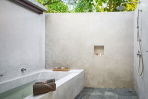 Baignoire relaxante profonde