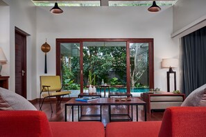 Villa, 2 soverom, privat basseng | Oppholdsrom | Flatskjerm-TV