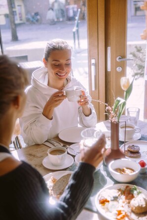 Déjeuner et dîner servis sur place, spécialités Cuisine locale