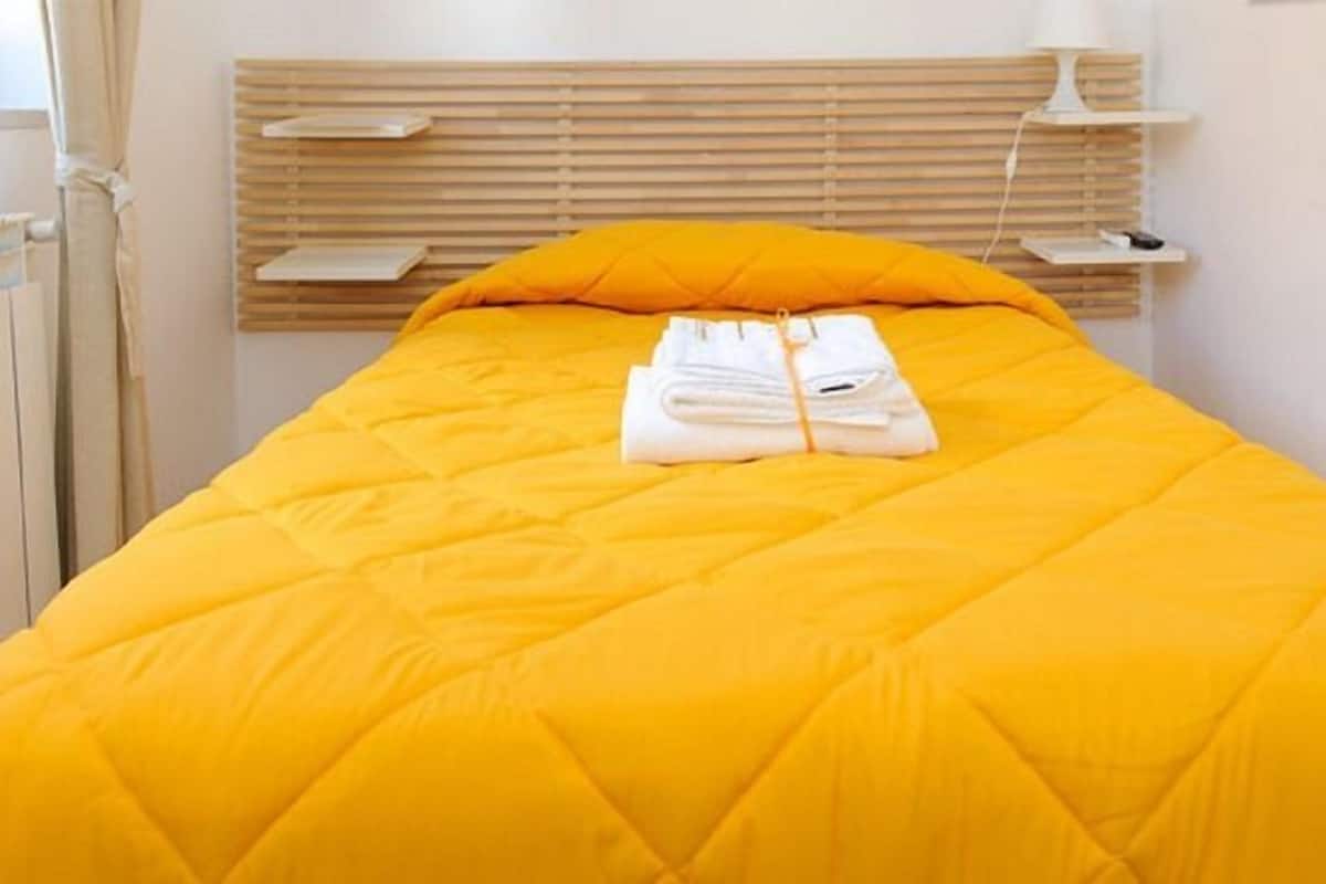 Kamar Single | Seprai premium, meja kerja, ruang kerja ramah laptop, dan Wi-Fi gratis