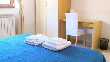 Ropa de cama de alta calidad y escritorio