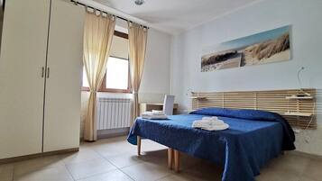 Dobbeltrom | Sengetøy av topp kvalitet, skrivebord og skrivebord for bærbar PC