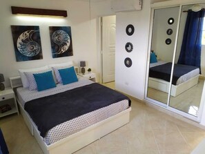 Luxury One Bedroom Condo With Balcony (Top Floor) | 1 Schlafzimmer, Zimmersafe, Schreibtisch, laptopgeeigneter Arbeitsplatz