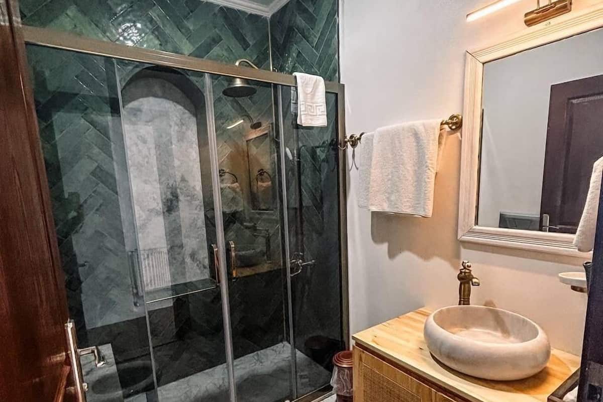 Chambre Triple Standard | Salle de bain | Douche, articles de toilette gratuits, chaussons, serviettes fournies