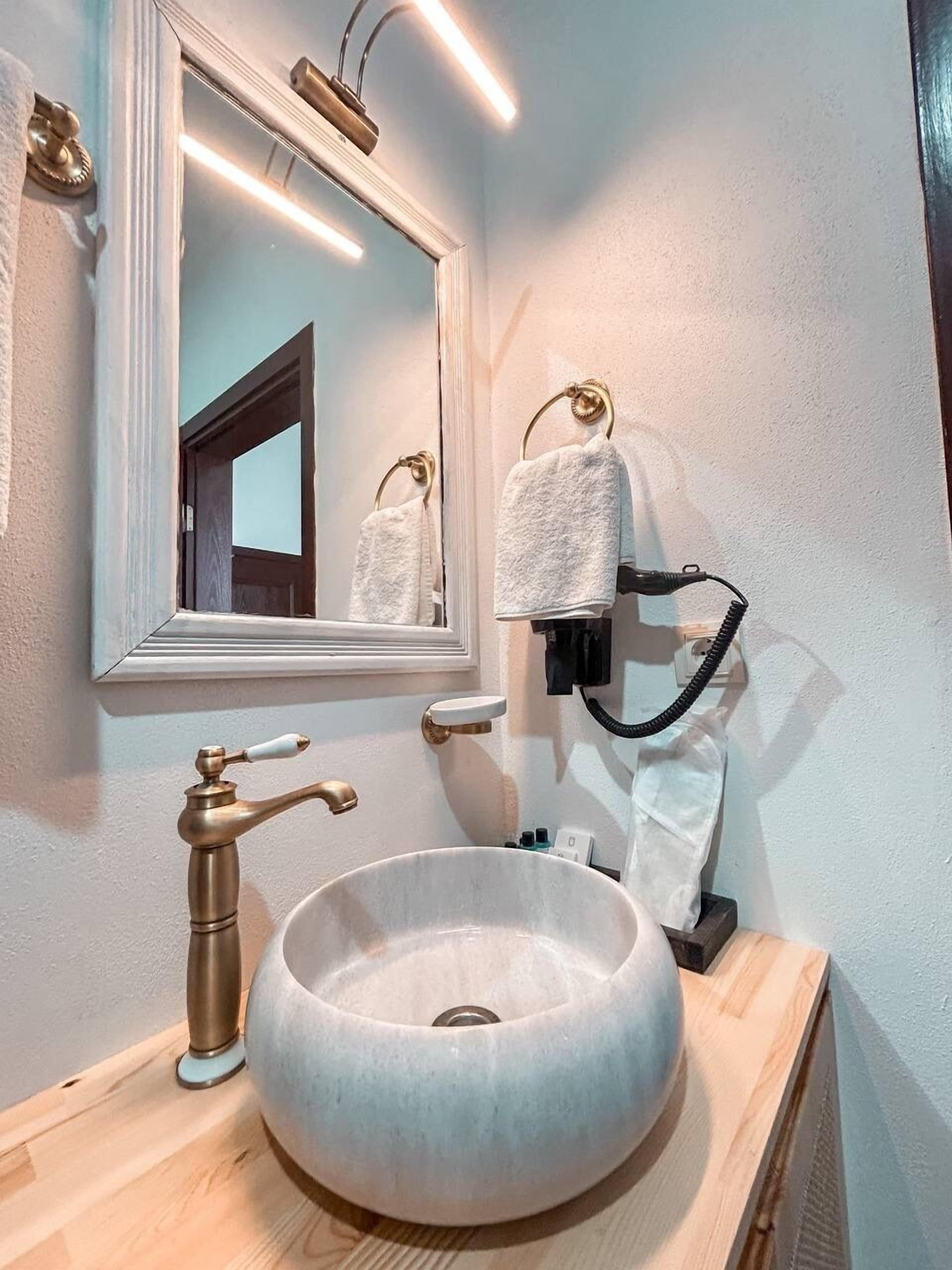 shower, free toiletries, slippers, towels