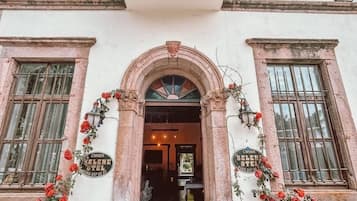 Façana frontal de l'allotjament