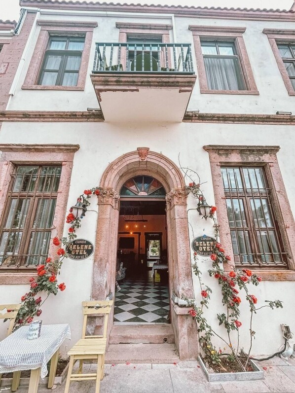 Vista frontal de la propiedad