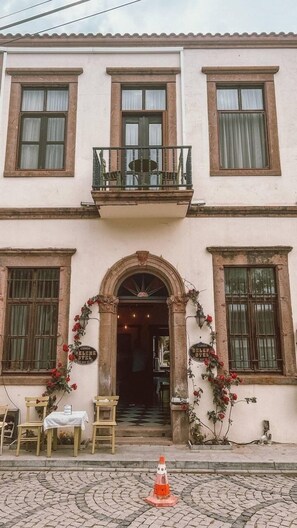 Vista frontal de la propiedad