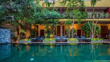 Kolam renang outdoor, dengan payung kolam renang dan kursi berjemur