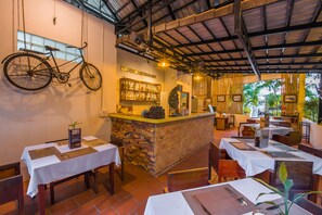 2 restaurants; breakfast, lunch, and dinner served - Indra Porak Residence Hotel (Siem Reap)