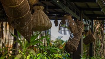 2 Bars/Lounges, Poolbar