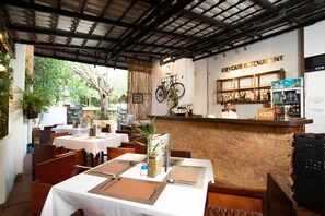 2 restaurants, spécialités Cuisine internationale