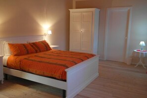 Premium bedding, desk, free cots/infant beds, free WiFi
