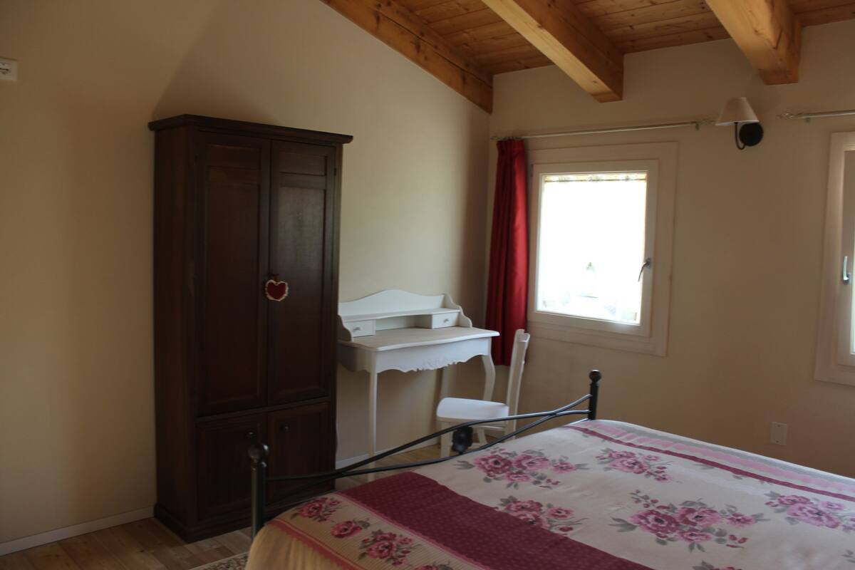 Premium bedding, desk, free cots/infant beds, free WiFi
