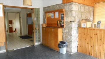 Kios check-in/check-out