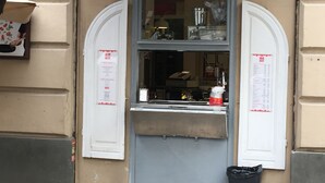 A storefront with a sign reading "LUMA bistro" and "danesi caffè". - B&B Girovagando (Rome)