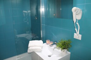 Double Room | Bathroom | Shower, free toiletries, hair dryer, bathrobes - B&B Girovagando (Rome)