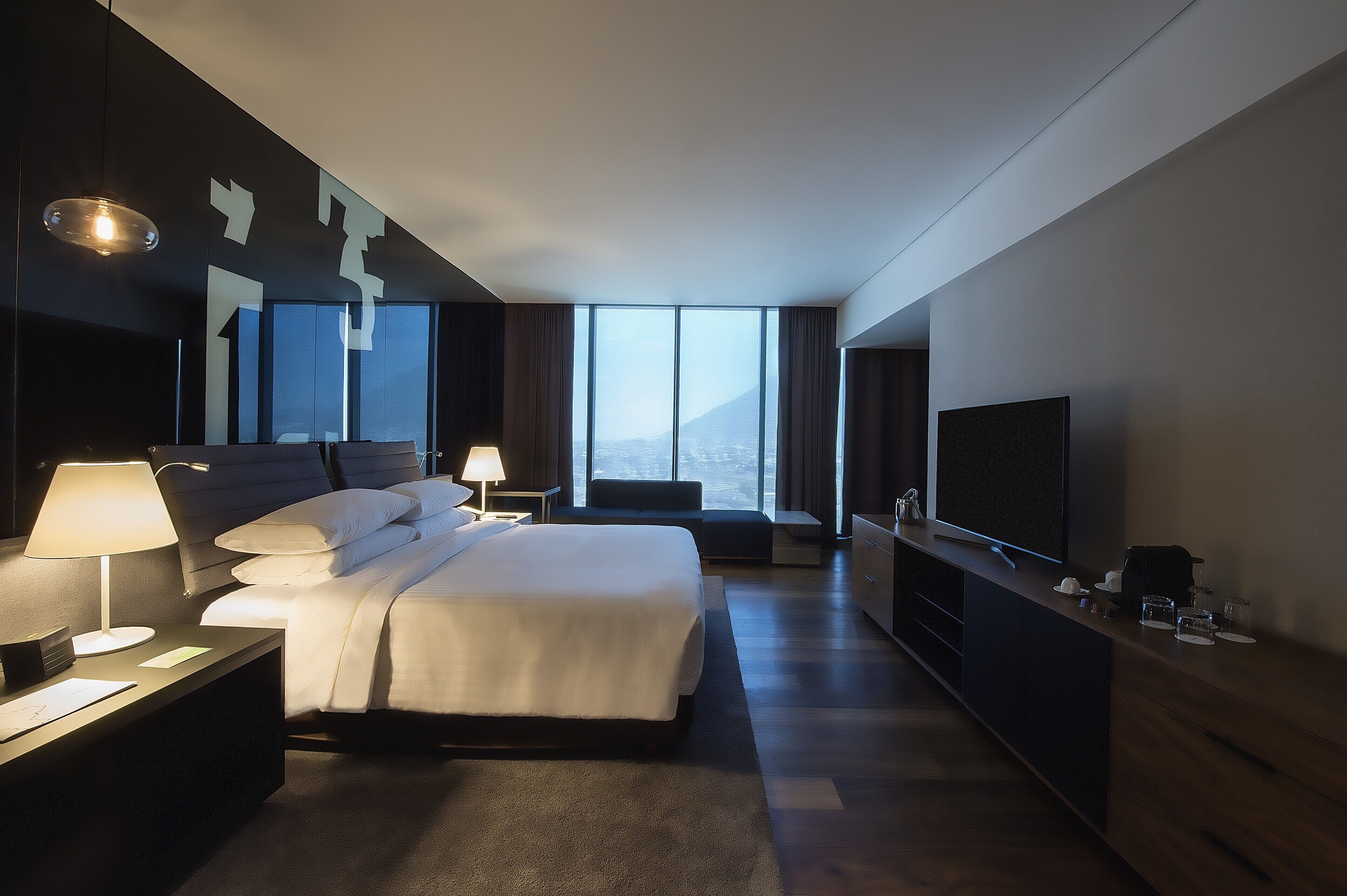 Junior suite | Een kluis op de kamer, een bureau, verduisterende gordijnen