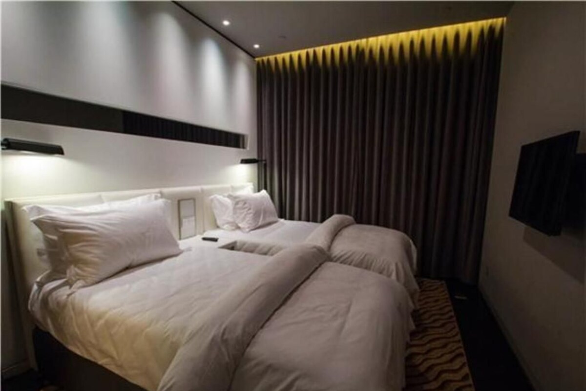 Ultra Sassy Twin Room