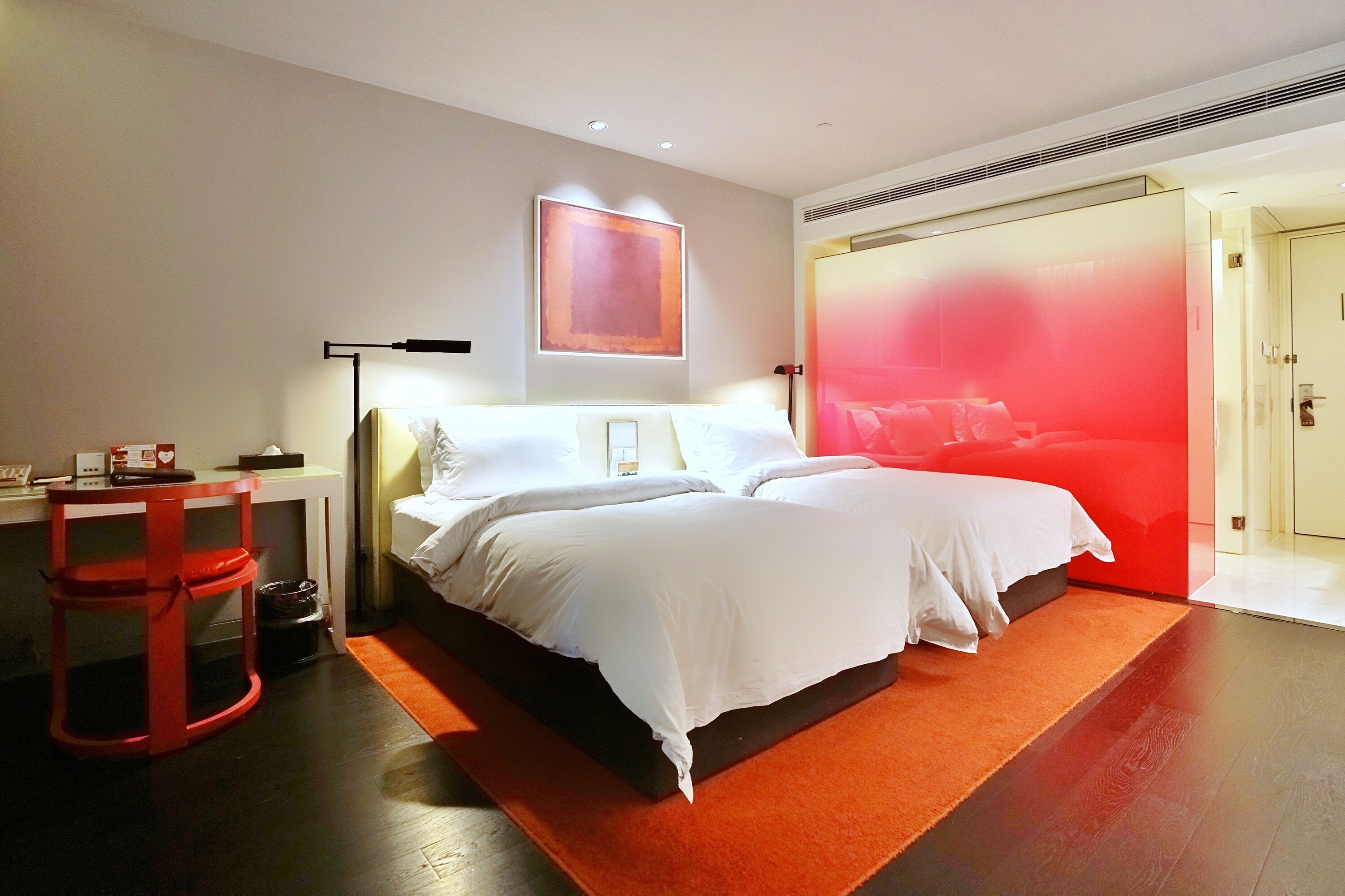 Gebar bulu kapas, peti besi dalam bilik, meja 