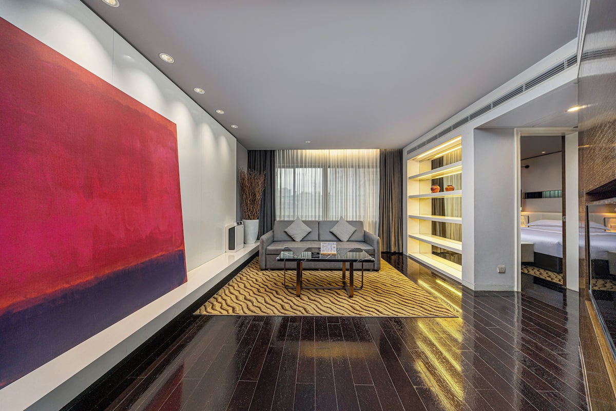 Suite (Ultra Sassy Double) | 1 slaapkamer, donsdekens, een kluis op de kamer, een bureau