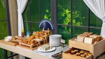 Se sirven almuerzos, cenas y cocina china