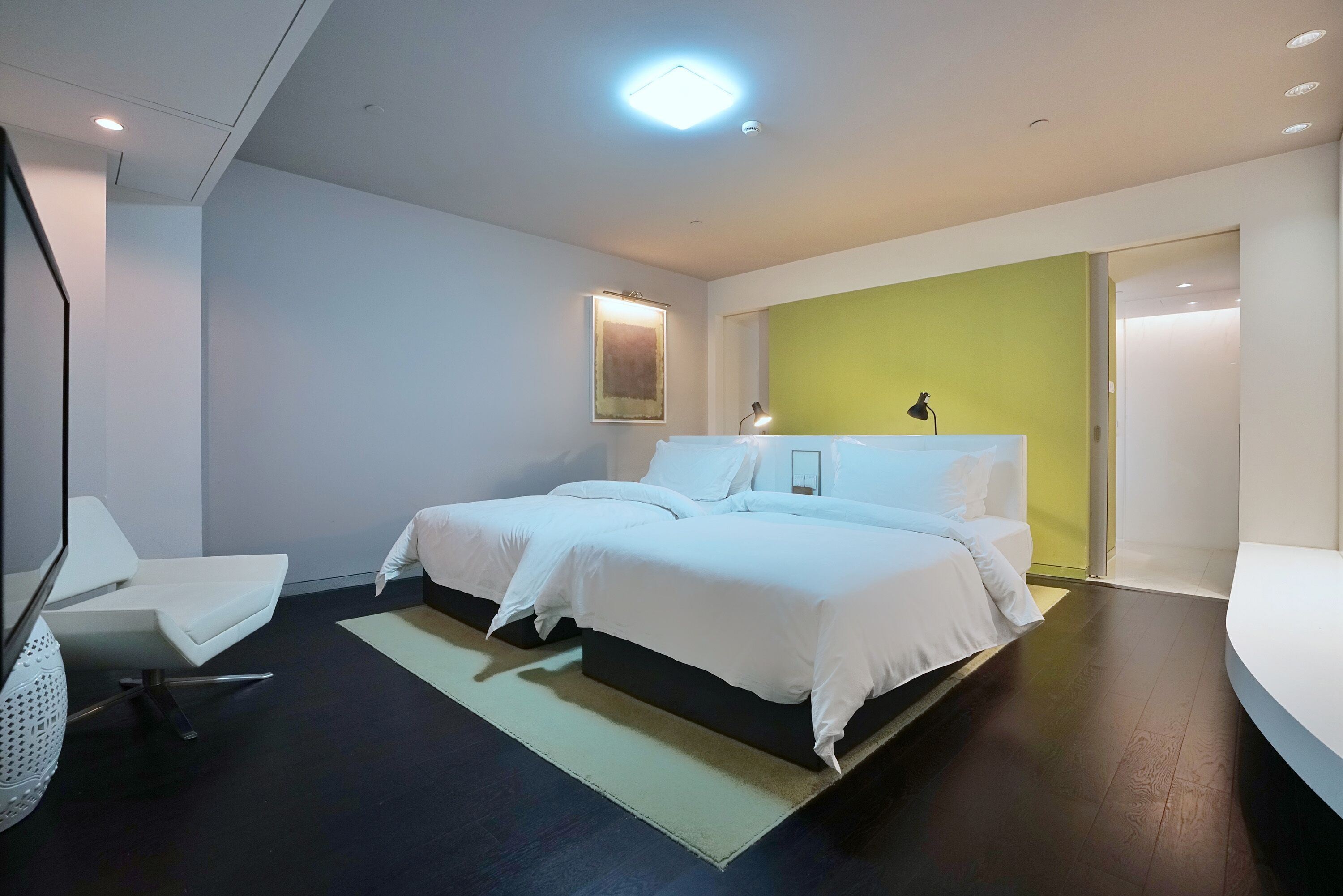 Down comforters, in-room safe, desk, blackout drapes