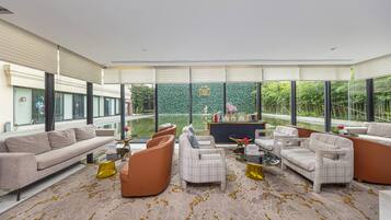 Coin salon dans le hall