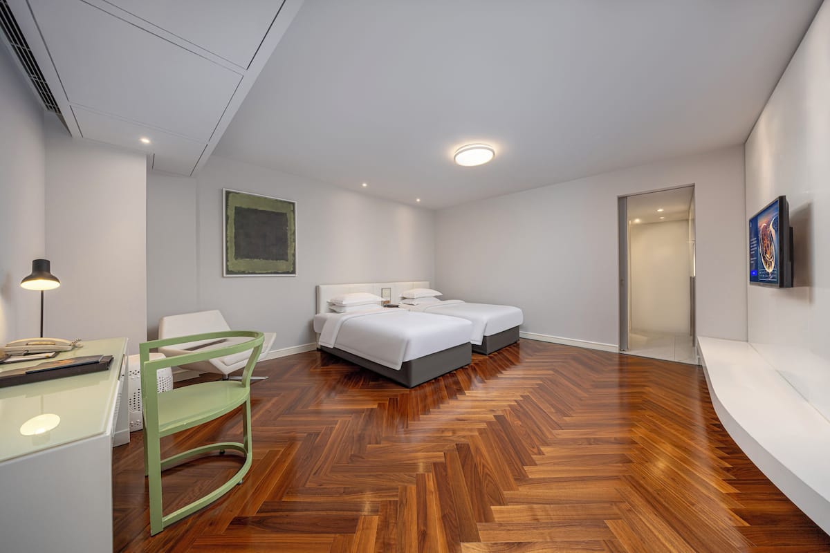 Twin kamer (Ultra Sassy) | 1 slaapkamer, donsdekens, een kluis op de kamer, een bureau