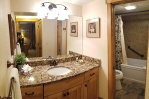 Condo, 2 phòng ngủ | Phòng tắm | Buồng tắm vòi sen, đồ dùng nhà tắm miễn phí, máy sấy tóc, khăn tắm 