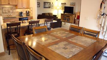 Condo, 2 Bedrooms | Dining