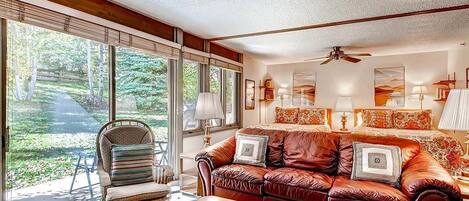 شقة - بحوض استحمام - منظر للجبل (Lichenhearth Studio) | منطقة المعيشة