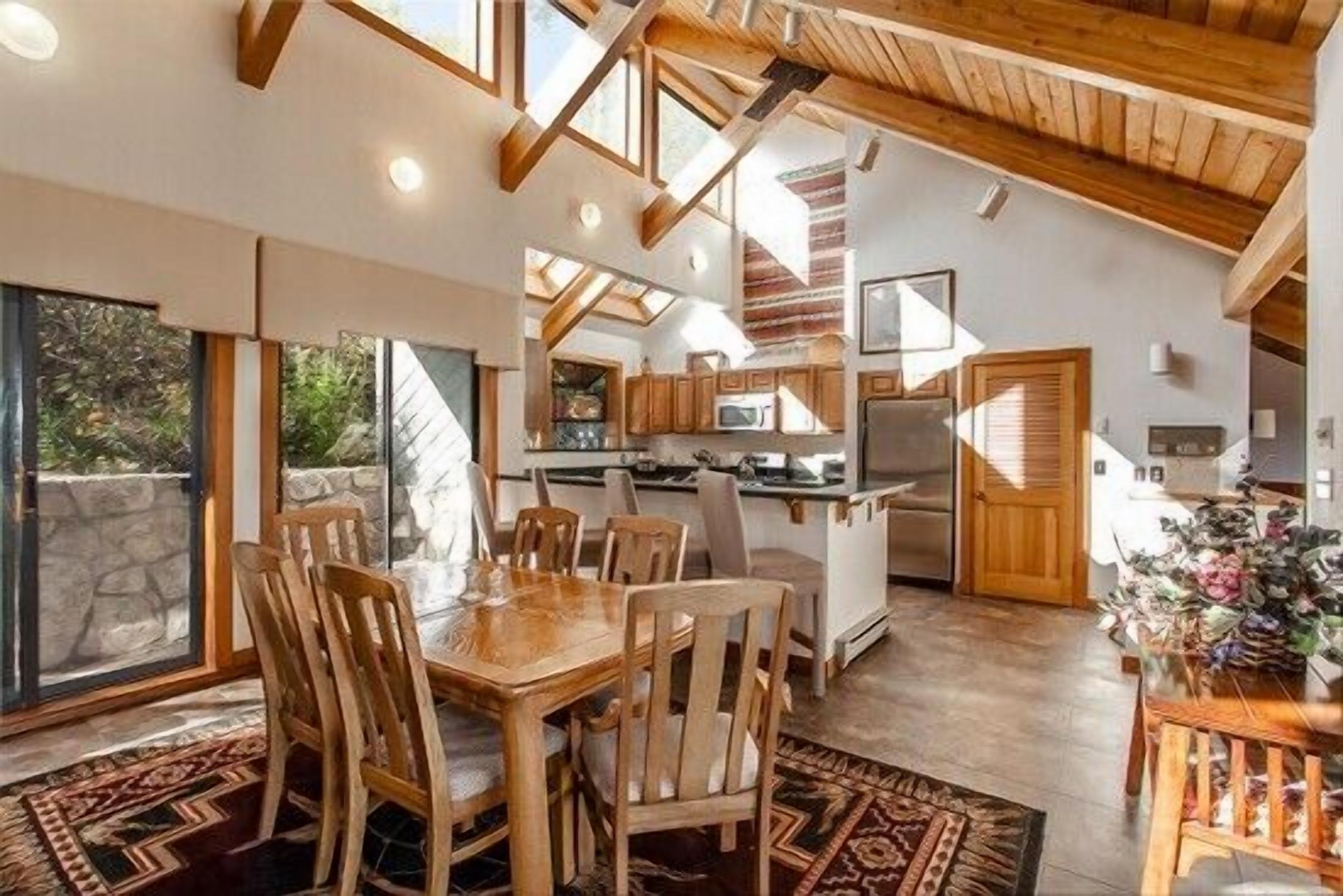 تناول الطعام داخل الغرفة