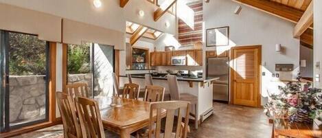 تناول الطعام داخل الغرفة