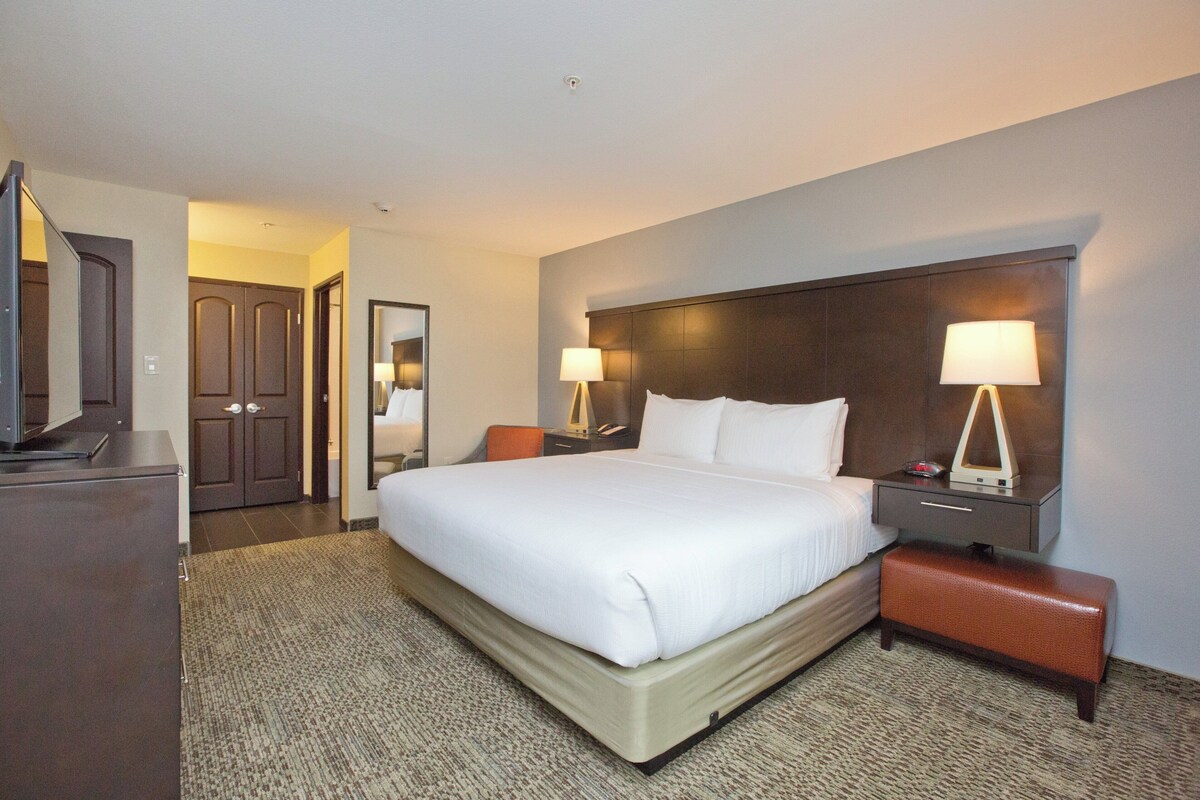 Suite, 2 Bedrooms, Kitchen | Desk, laptop workspace, blackout drapes, iron/ironing board