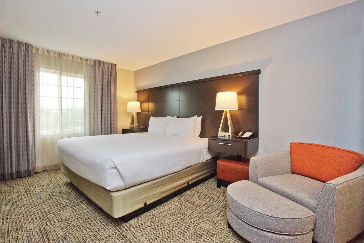 Suite, 1 Bedroom, Kitchen | Desk, laptop workspace, blackout drapes, iron/ironing board