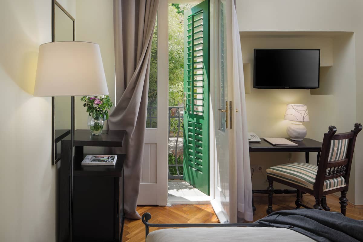comfort room | 1 bedroom, premium bedding, minibar, in-room safe