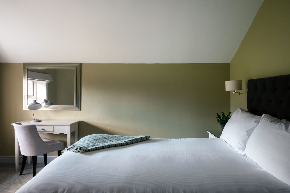 Ropa de cama de alta calidad y caja de seguridad en la habitación