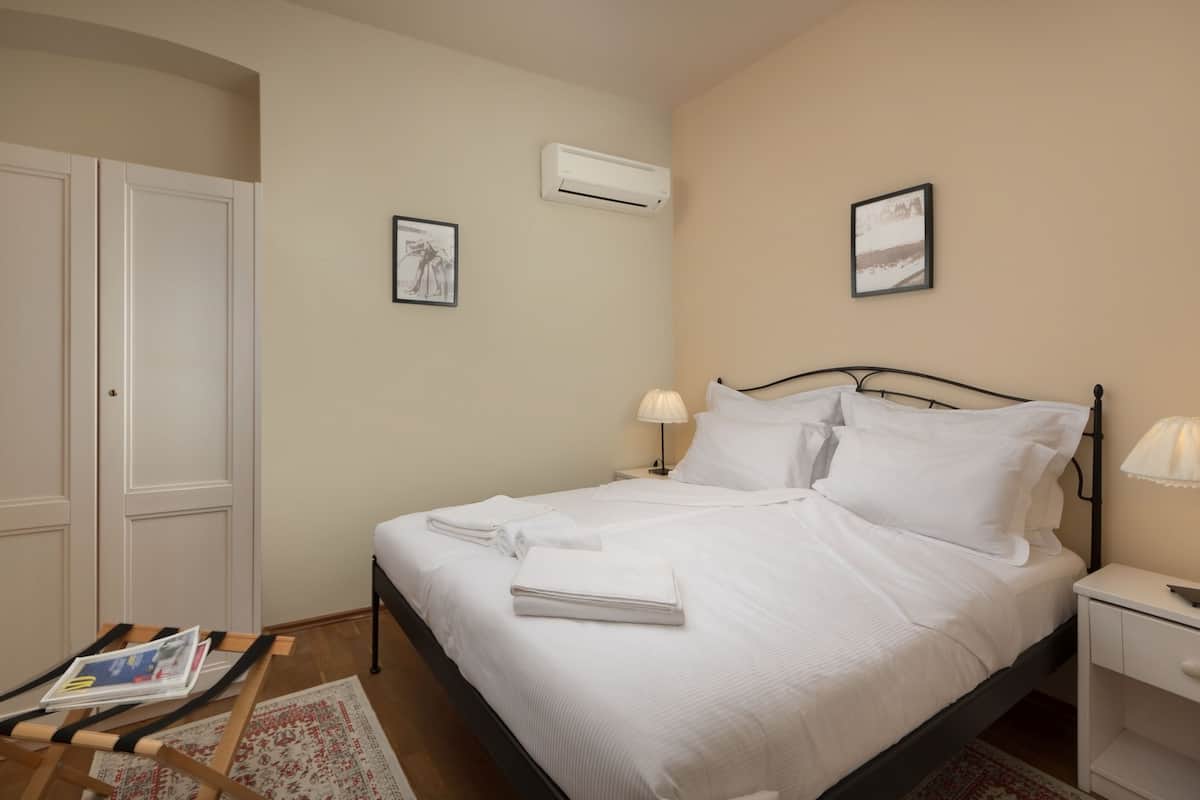1 chambre, coffres-forts dans les chambres, ameublement personnalisé