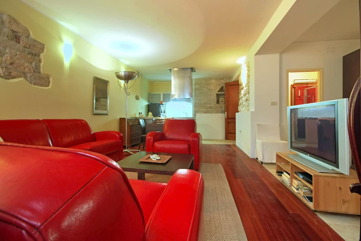 Studio Suite, Kitchen | Living room