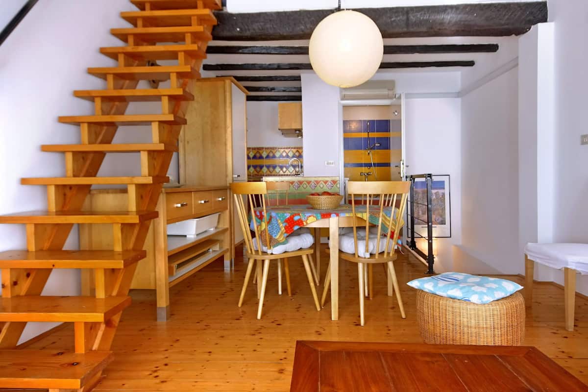 Apartment, 1 Double Bed, Bathtub | In-room dining