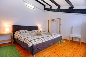 Apartment, 1 Doppelbett, Badewanne | 1 Schlafzimmer, Schreibtisch, schallisolierte Zimmer, kostenloses WLAN