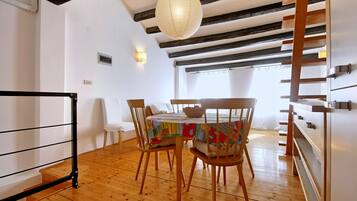 Apartment, 1 Double Bed, Bathtub | In-room dining