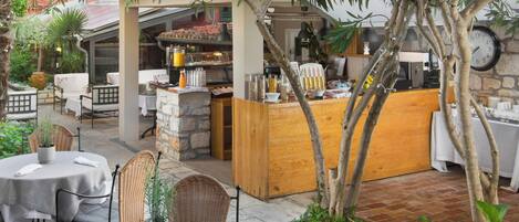 Tägliches Frühstücksbuffet (3 EUR pro Person)