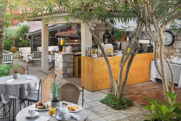 Tägliches Frühstücksbuffet (3 EUR pro Person)