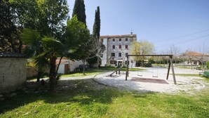 Área de juegos infantiles al aire libre